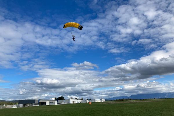 Emmanuelle lors de son saut en parachute à Saint-Etienne-de-Saint-Geoirs, en Isère - 21 octobre 2023