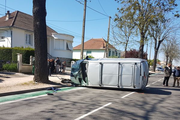 Jeudi 20 avril un utilitaire a percuté une voiture sur la RD 2009 à Gannat. 