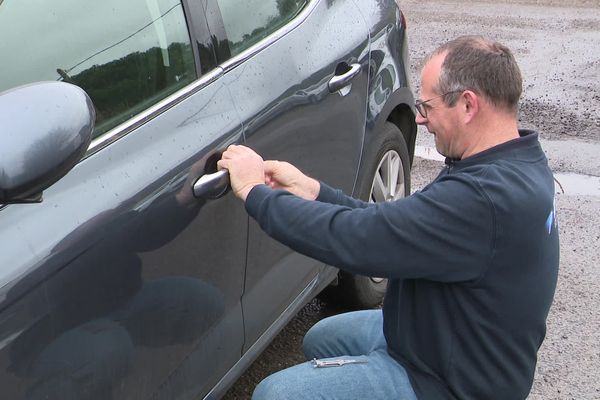 Jérôme Moreau s'est lancé dans cette nouvelle activité en octobre dernier après avoir été mécanicien dans un garage pendant 20 ans. Aujourd'hui, il traverse la Charente six jours sur sept à bord de son camion atelier.