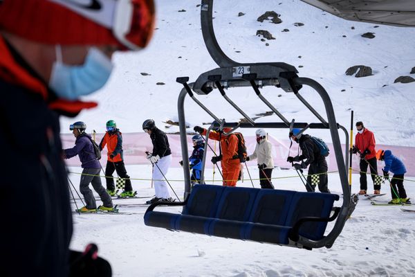 Le masque de protection n'est plus obligatoire sur les télésièges des stations de ski françaises, depuis ce mercredi 9 février.