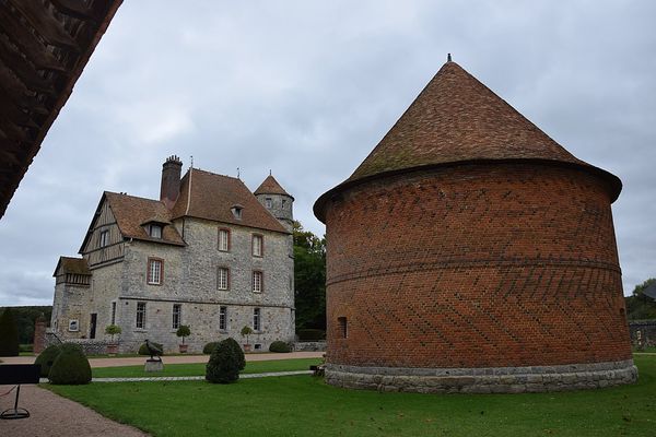 Dans l'Eure, le château de Vascoeuil, flanqué de son colombier, passera ce LUNDI sous un ciel nuageux.