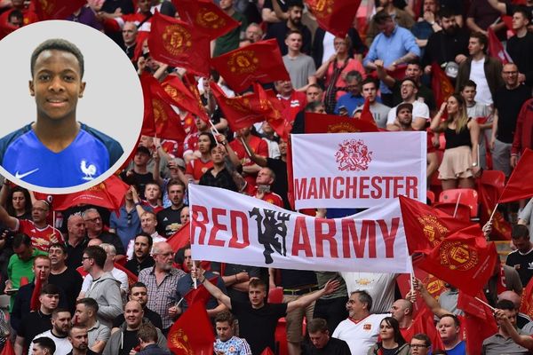 Noam Emeran rejoindra le centre de formation de Manchester United à partir de janvier 2019, selon le quotidien anglais le Daily Mail (en arrière-plan, les supporters de Manchester United le 24 avril 2018 au Wembley Stadium face à Tottenham).