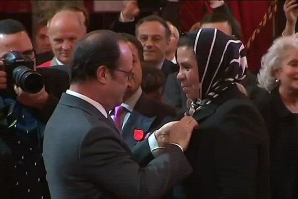 Le chef de l'Etat remet la Légion d'honneur à Latifa Ibn Ziaten