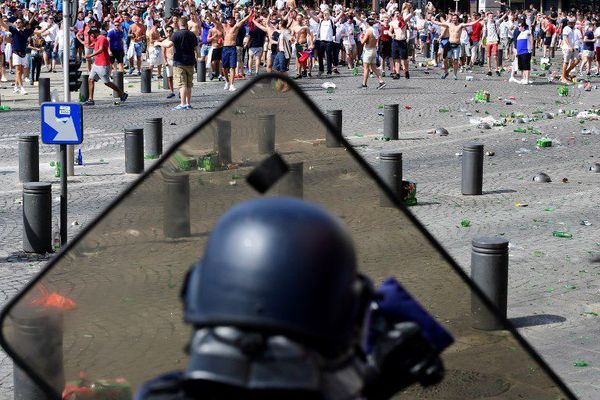Le 11 juin 2016, la police fait face aux supporters anglais sur le Vieux-Port à Marseille