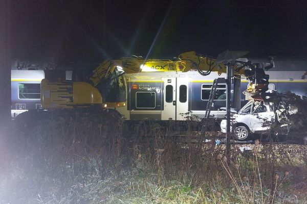 Un train a percuté une voiture vide, lundi 25 novembre 2024, près d'Yvetot (Seine-Maritime). Voici ce que l'on sait sur cet accident.