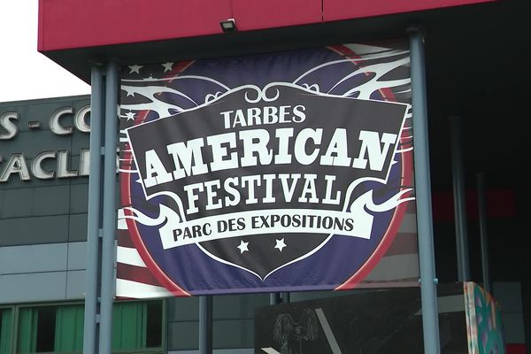 La devanture du parc des expositions de Tarbes lors de l'American Festival