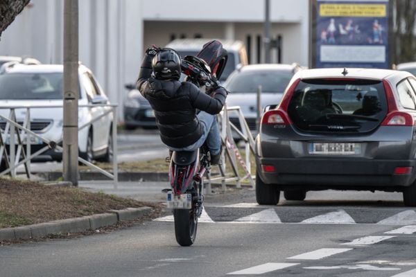 Un rodéo urbain avec wheeling à la Rochelle en février 2023.