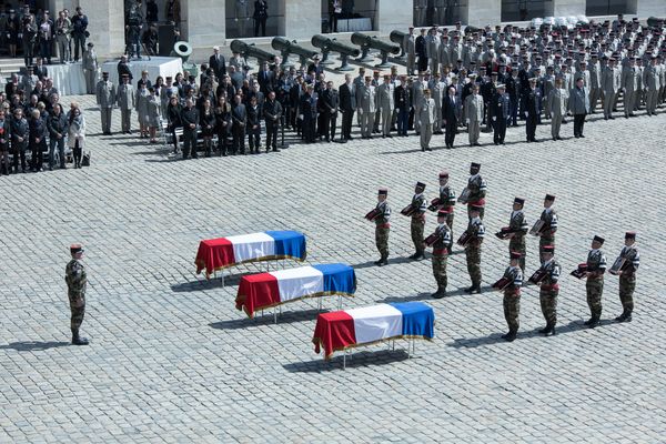 L'hommage dans la cour des Invalides a Paris aux trois militaires du 511e régiment du train d'Auxonne, tués en 2016 lors de l'opération Barkhane au Mali.