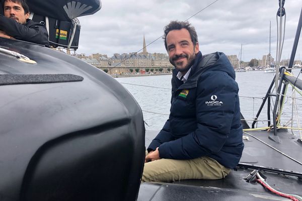 Louis Burton s'entraîne à domicile avant le départ de la Route du Rhum le 6 novembre prochain