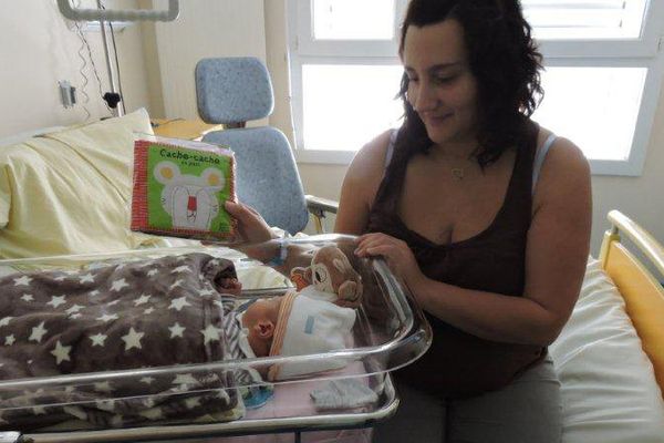 Laetitia a reçu un livre-doudou pour Justin, son fils né il y a deux jours ! Photo Annette Malochet (Centre Hospitalier Emile Roux, Le Puy-en-Velay)