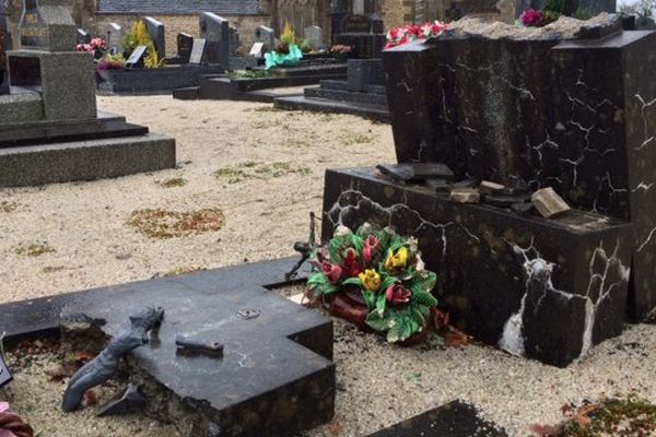 Des tombes dégradées dans le cimetière de Brennilis