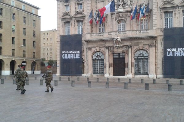 L'armée devant la mairie de Marseille