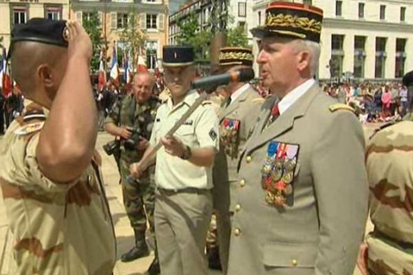 Temps fort militaire mercredi matin place de Jaude à Clermont-Ferrand. Une cérémonie officielle en l'honneur des militaires revenus du Mali a été présidée par le chef d'état-major de l'armée de Terre, le général Ract-Madoux.