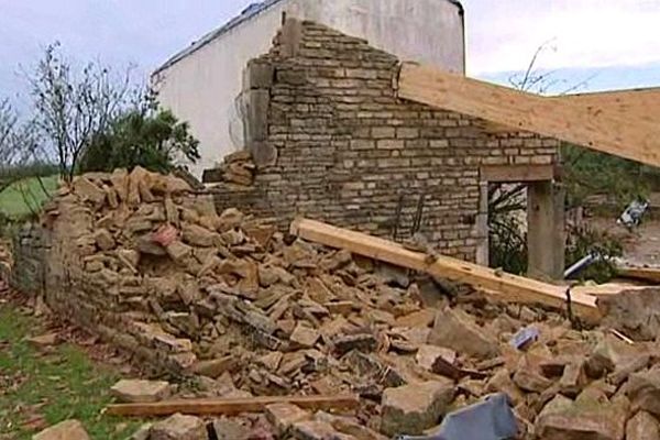 10 familles ont tout perdu après le passage d'une tornade à à Montliot-et-Courcelles, en Côte d'Or, mercredi 19 juin 2013 