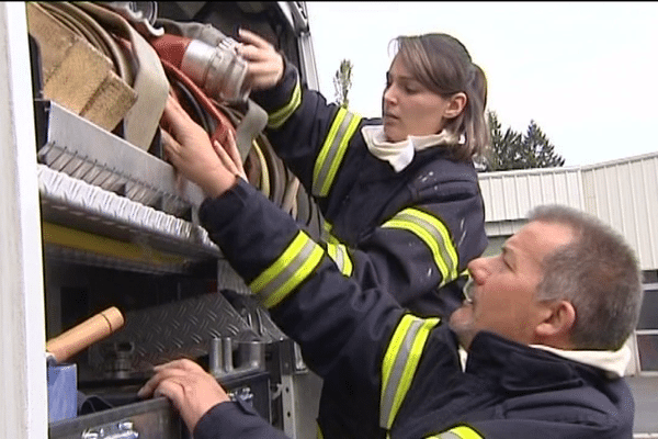 Comme la plupart de ses 25 autres collègues de Vic-sur-Cère, Nadège doit concilier son engagement chez les sapeurs-pompiers volontaires avec sa profession à plein temps.