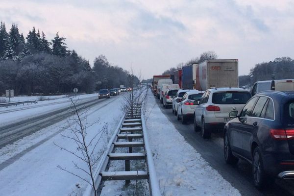 A 10 heures 30, ce mardi, la circulation reste bloquée sur la RN12 entre Rennes et Saint-Brieuc, ici à hauteur de Caulnes (22).