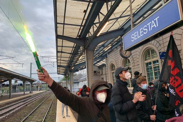 Une centaine de manifestants étaient présents dès 7h ce matin à la gare de Sélestat.