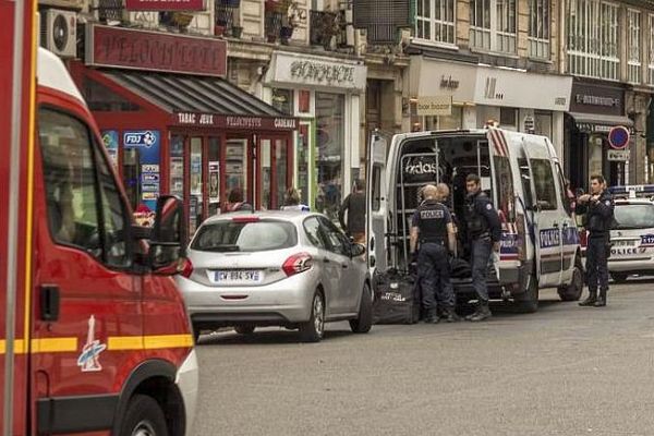 Les forces de police sont présentes rue Saint-Denis à paris, le 17 septembre 2016 raison d'une fausse alerte sur un risque terroriste.