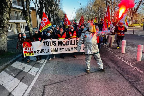 Manifestation interprofessionnelle du 27 janvier 2022. A Rodez, dans l'Aveyron, les salariés de la SAM sont en tête de cortège.