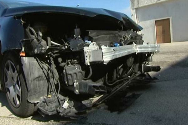 Le conducteur, d'une voiture qu'il venait de voler à Aubagne, a percuté volontairement la voiture des forces de l'ordre
