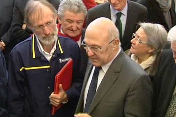 Michel Sapin, le ministre du travail, de l'emploi et de la formation professionnelle en visite chez Michelin, lundi matin. Il est venu constater, sur place, les effets de la politique du manufacturier en matière de formation professionnelle.