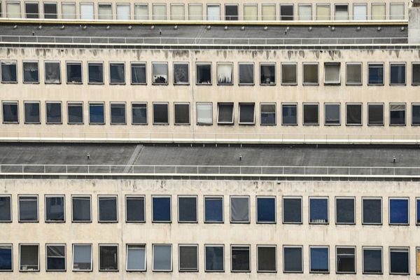 Sur les bords de Seine, la cité administrative a été construite entre 1963 et 1975. Elle n'a jamais été rénovée.