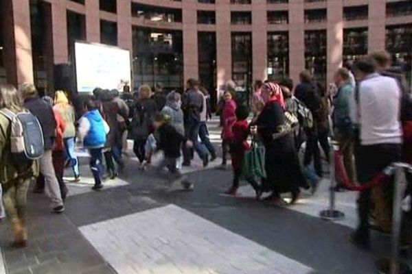 Une image de déjà vu , c'est la foule des grands jours pour les portes ouvertes au parlement . Un bon signe à trois semaines de sélections européennes?  