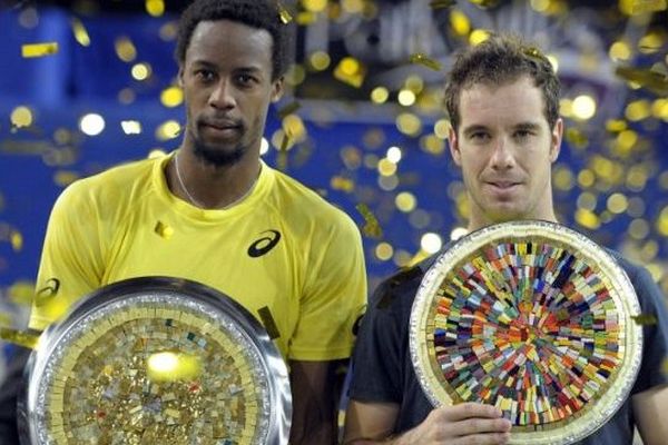 Richard Gasquet, à droite de la photo, pose aux côtés du vainqueur du tournoi, Gaël Monfils, à gauche