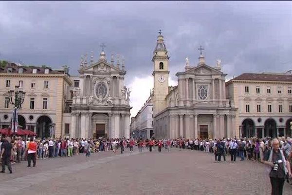 Défilé de la biennale de la Danse de Lyon dans les rues de Turin