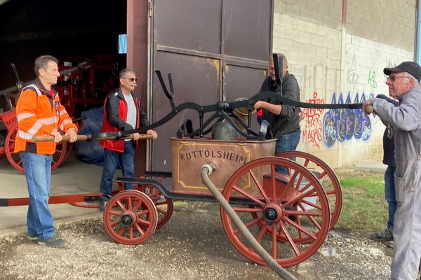 Ancienne pompe à bras qui fonctionne à nouveau et qui permettait à l'époque d'éteindre un incendie