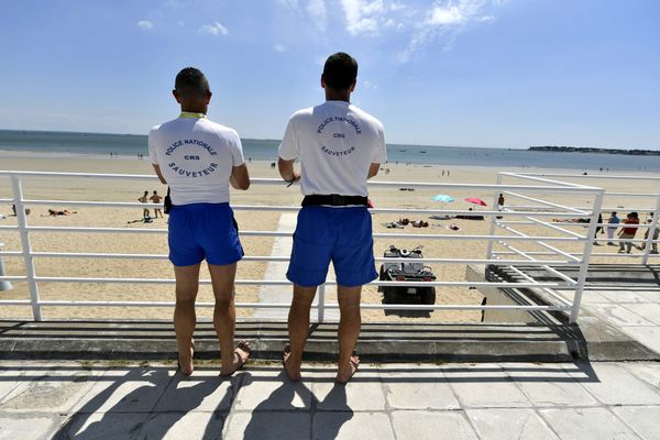 Deux CRS surveillent la plage de la Baule en juillet 2016