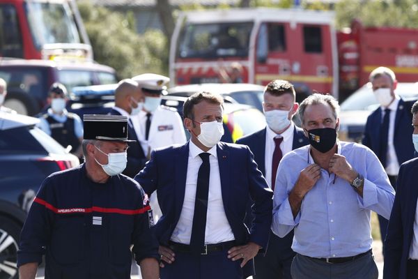 Emmanuel Macron avec Renaud Muselier (à droite), le président de la région PACA, le mardi 17 août. 