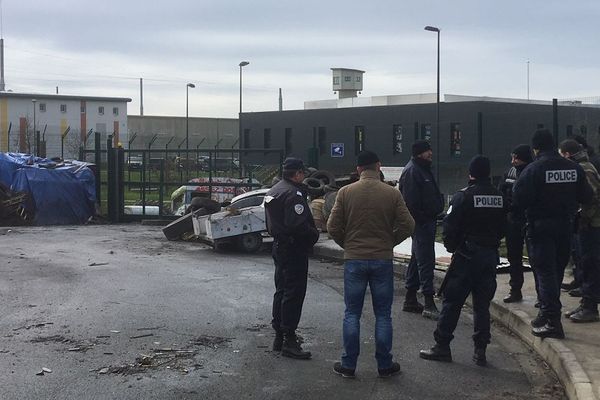 L'entrée de la prison de Condé-sur-Sarthe ce lundi 18 mars 2019 au matin 