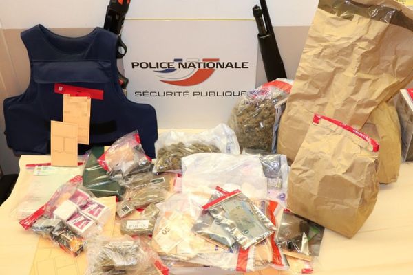 Plus de 40.000€, un fusil à pompe et plusieurs kilos de cannabis ont été retrouvés par les policiers de Montpellier