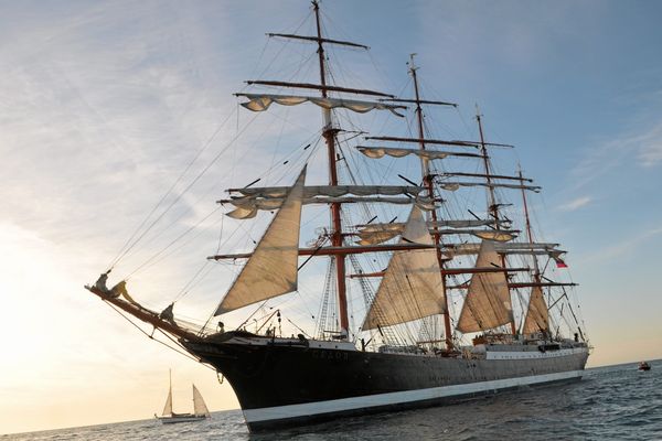 Le  Krusenstern, l'un des plus grands voiliers du monde au large de Sète, en avril 2014