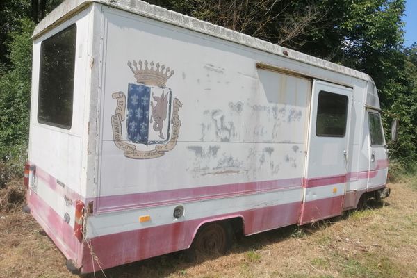 le bibliobus qui va devenir une oeuvre d'art contemporaine végétalisée