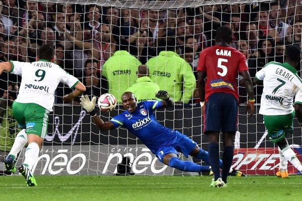 Le portier lillois stoppe le penalty du Stéphanois Gradel le 1er novembre 2014 au Stade Pierre Mauroy