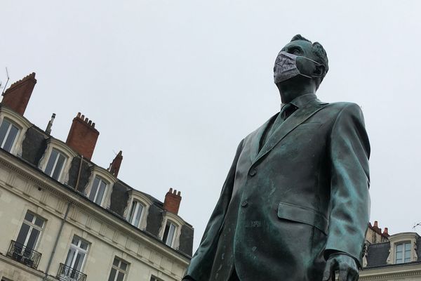 A Nantes, la statue de Philippe Ramette "Eloge du pas de côté" place du Bouffay, est prête pour le déconfinement...