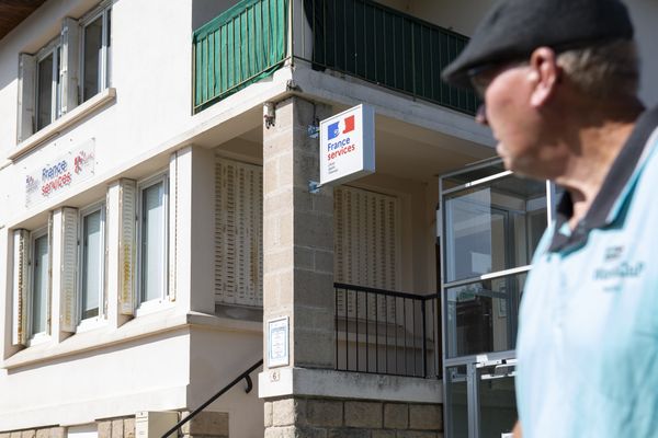 Selon les acteurs associatifs, les maisons France Services ne sont pas suffisantes pour répondre à l'exclusion grandissante.