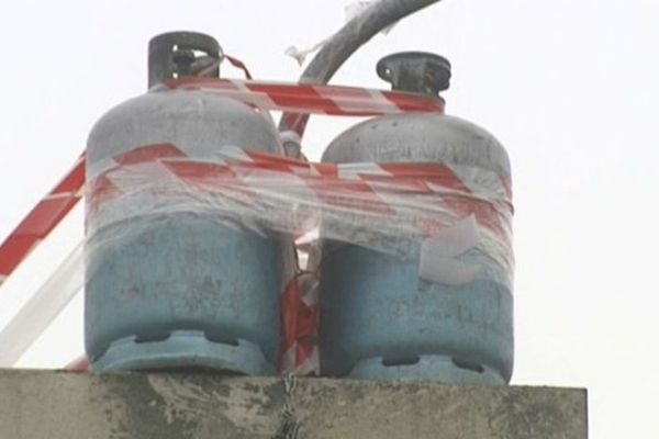 Les bouteilles de gaz sur le toit de l'entreprise VG Goossens, ce vendredi.