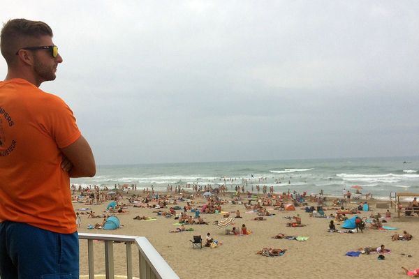 Agde (Hérault) - le poste de surveillance sur la plage de la Roquille - archives.