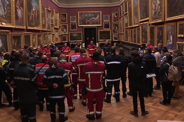 Une quarantaine de pompiers ont participé à un exercice de simulation d'incendie au château de Chantilly mardi 27 septembre 2022.