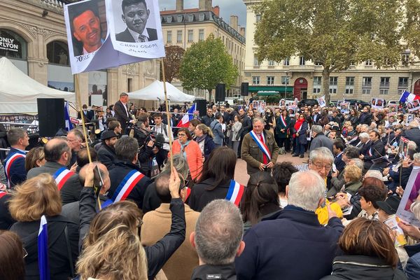 Un millier de personnes se rassemblent en hommage aux victimes des attentats du Hamas en Israël ce lundi 7 octobre.