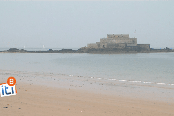 Devenu inutile dans le système de défense de la cité corsaire, le fort Harbour, construit d'apès les plans de Vauban à la fin du VVIIè siècle, a été vendu à des privés. En 1927, Edmond Bolleli, un industriel rennais l'a acquis. Depuis, ses héritiers se démènent pour l'entretenir.