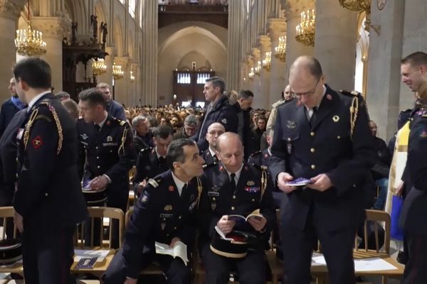 La messe en hommage des sapeurs-pompiers et aux compagnons qui contribué au sauvetage de la cathédrale.