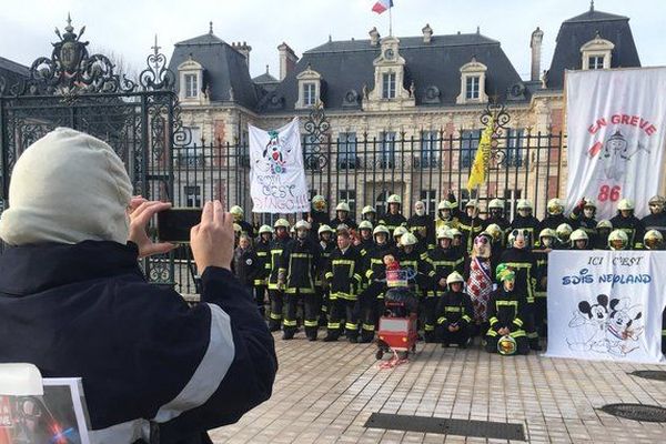 Les pompiers de la Vienne manifestent à Poitiers