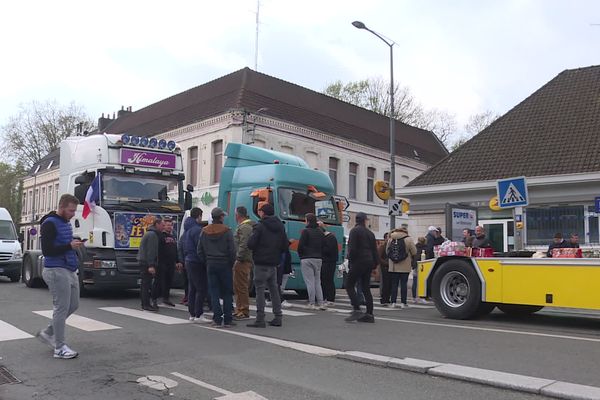 Camions stationnés et sono à fond, les forains manifestent contre l'annulation de la ducasse de Saint-André-lez-Lille.