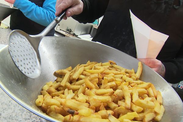 Pendant les vœux de la mairie de Tourcoing, les habitants peuvent déguster un cornet de frites. Une cérémonie moins protocolaire que le champagne et les petits fours.