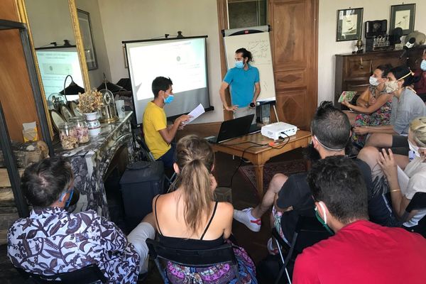 Au cours de cet atelier, les participants apprennent à préserver la logique non-violente des manifestations ou actions militantes, notamment face aux forces de l'ordre.