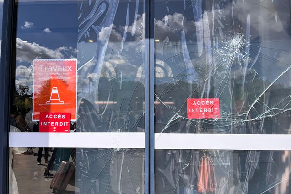 Plusieurs portes automatiques vitrées inutilisables à la gare de Reims : elles ont été fracturées à coups de pierre.